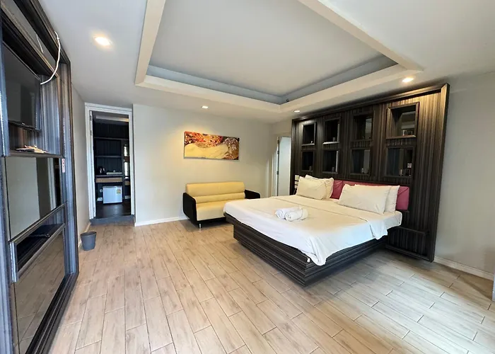 Paragon Hotel 4*